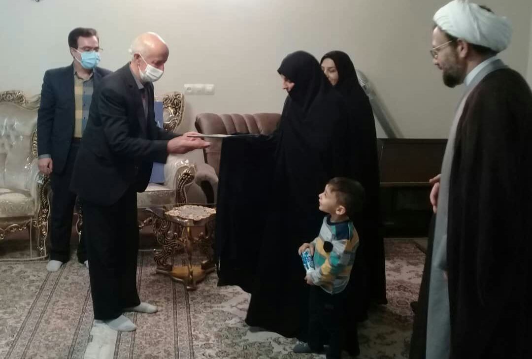 تجليل از بانوي پرستار و همسر امام جماعت مسجدالنبي(ص) شهرستان تويسرکان