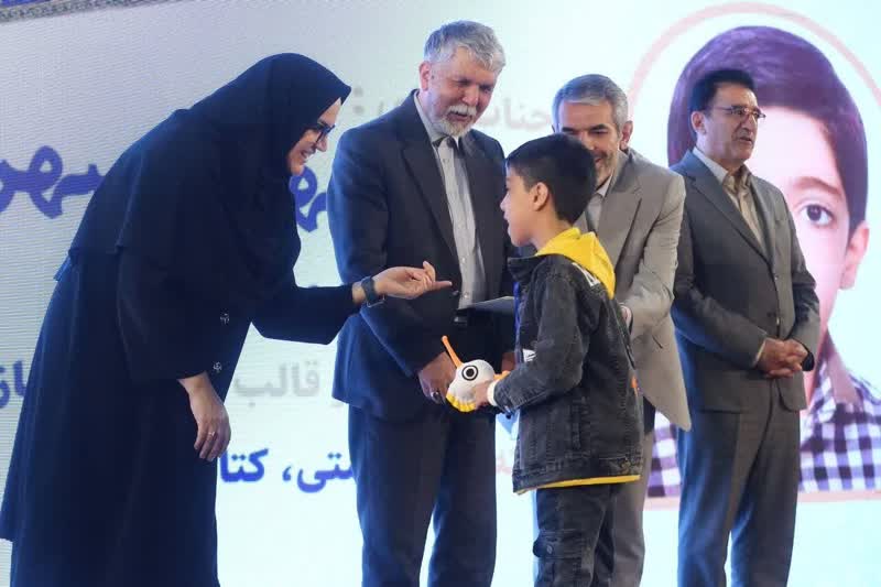 کسب رتبه برتر جشنواره ملي کتابخواني رضوي توسط عضو کانون روستاي تکه شهرستان نهاوند